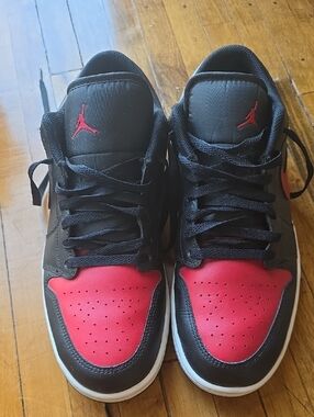 Nike Men's Low-Top Sneakers in Black and Red
